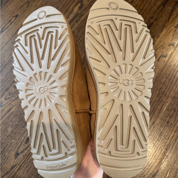 NIB Classic Ugg Slippers! - Picture 6 of 6